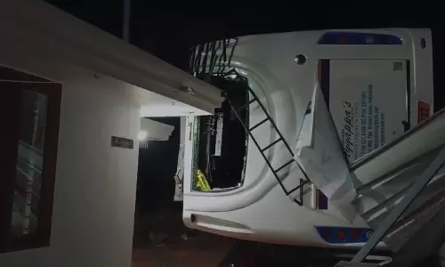 തിരുവനന്തപുരം നാവായിക്കുളത്ത് ടൂറിസ്റ്റ് ബസ്  മറിഞ്ഞു; നാല് വിദ്യാർഥികൾക്ക് ഗുരുതര പരിക്ക്