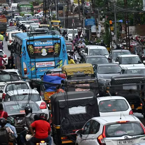 പഴയ വാഹനങ്ങളുടെ ഫിറ്റ്നസ് പുതുക്കൽ; കേന്ദ്രം കുത്തനെ ഉയർത്തിയ ഫീസിൽ ആശ്വാസവുമായി സംസ്ഥാന സർക്കാർ, നിരക്കിൽ 50 ശതമാനം കുറയും