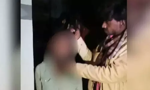 യുവതിയുമായി പ്രണയം; യുവാവിനെ തട്ടിക്കൊണ്ടുപോയി മൂത്രം കുടിപ്പിച്ച് ബന്ധുക്കൾ,നേരിട്ടത് ക്രൂരമായ പീഡനം