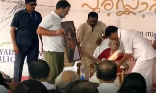 മറച്ചുപിടിക്കുന്നതിലല്ല, തുറന്ന് പറയുന്നതിലാണ് മഹത്തുക്കളുടെ പ്രാധാന്യം; പ്രിയദര്‍ശിനി സാഹിത്യ പുരസ്‌കാരം പ്രൊ.എം ലീലാവതിക്ക് കൈമാറി രാഹുല്‍ ഗാന്ധി