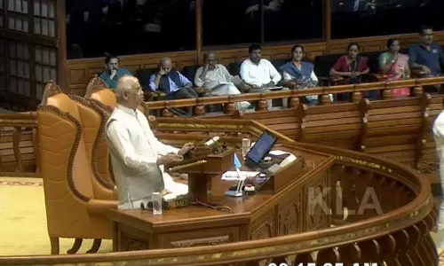 കേന്ദ്രവിഹിതം 60 ശതമാനമായി കുറഞ്ഞു, ന്യായീകരണങ്ങള്‍ ഇല്ലാതെയാണ് വെട്ടിക്കുറക്കല്‍; നയപ്രഖ്യാപനത്തില്‍ കേന്ദ്ര വിമര്‍ശനങ്ങള്‍ വായിച്ച് ഗവര്‍ണര്‍