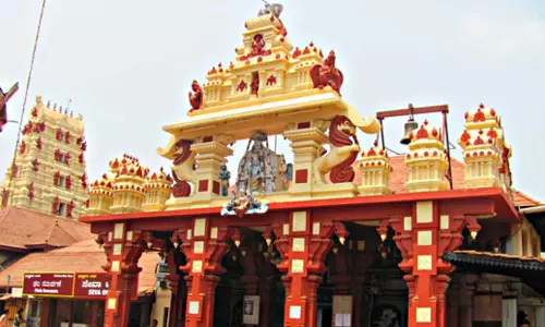ഉഡുപ്പി ക്ഷേത്ര ദർശനത്തിന് പുരുഷൻമാ‍ർ ഇനി ഷ‍ർട്ട് അഴിക്കണം; നിർദേശവുമായി പര്യയ ഷിരൂ‍ർ മഠം