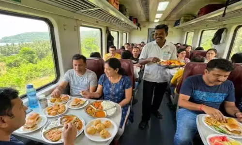 ബിരിയാണിയും വടാപ്പാവും ചിക്കൻ ലോലിപോപ്പും; ഈ ട്രെയിൻ ശരിക്കും ഒരു ഫുഡ് ക്വീൻ തന്നെ !