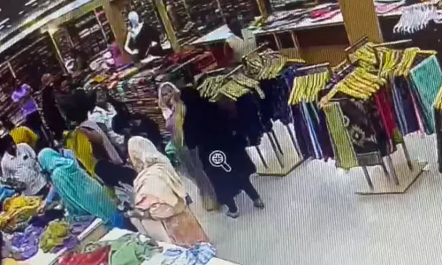 വയനാട്ടിൽ വസ്ത്ര വ്യാപാര സ്ഥാപനത്തിലെ ജീവനക്കാരിയെ യുവതി കുത്തി പരിക്കേൽപ്പിച്ചു