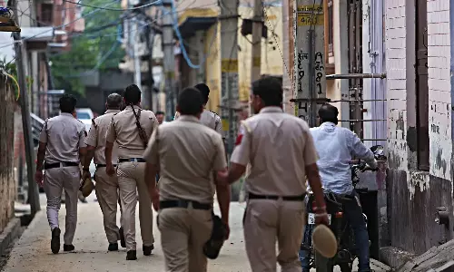 കാമുകനൊപ്പം ജീവിക്കാൻ ഭർത്താവിനെ പശു കശാപ്പ് കേസിൽ കുടുക്കി; കോടതിവളപ്പിൽ നിന്ന് രക്ഷപ്പെട്ട് യുവതി