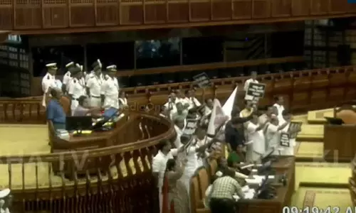 ശബരിമല സ്വർണക്കൊള്ള; നിയമസഭയിൽ ഭരണപക്ഷ-പ്രതിപക്ഷ പോര്; ഭരണപക്ഷവും പ്രതിപക്ഷവും മുദ്രാവാക്യം വിളികളുമായി സഭ വിട്ടു