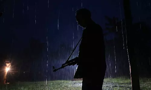 കൈകൂപ്പി അപേക്ഷിച്ച് യുവാവ്; പിന്നാലെ രണ്ട് വെടിയൊച്ചകൾ; മണിപ്പൂരിൽ മാസങ്ങൾക്ക് ശേഷം ചോരയൊഴുകി കൈകൂപ്പി അപേക്ഷിച്ച് യുവാവ്; പിന്നാലെ രണ്ട് വെടിയൊച്ചകൾ; മണിപ്പൂരിൽ മാസങ്ങൾക്ക് ശേഷം ചോരയൊഴുകി