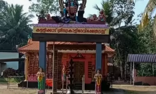 തിരുവനന്തപുരം കള്ളിക്കാട് ഭദ്രകാളി ക്ഷേത്രത്തിൽ ആക്രി സാധനങ്ങൾ കത്തിക്കുന്നതിനിടെ പൊട്ടിത്തെറി; ഒരാൾക്ക് പരിക്ക്