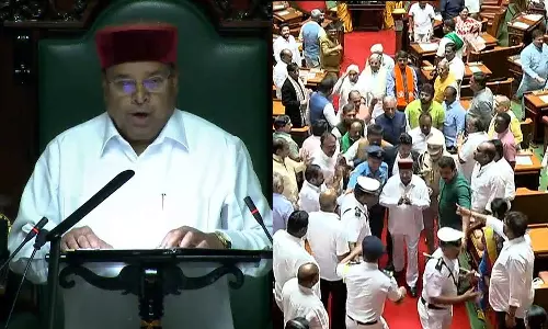 നയപ്രഖ്യാപന പ്രസംഗം രണ്ട് വരി മാത്രം വായിച്ച് ഗവർണർ ഇറങ്ങിപ്പോയി, തടയാൻ ശ്രമിച്ച് കോൺഗ്രസ് എംഎൽഎമാർ; കർണാടക നിയമസഭയിൽ നാടകീയ രംഗങ്ങൾ