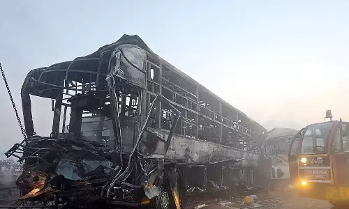 ഓടുന്ന ബസിന് തീ പിടിച്ചു; 60 യാത്രക്കാർ അത്ഭുതകരമായി രക്ഷപ്പെട്ടു