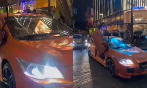 റീൽസ് ചിത്രീകരണത്തിനായി റോഡിൽ അഭ്യാസപ്രകടനം; ചെവിക്ക് പിടിച്ച് പൊലീസ്, കേസെടുത്തത് ഇൻസ്റ്റഗ്രാം വീഡിയോ വൈറലായതിന് പിന്നാലെ റീൽസ് ചിത്രീകരണത്തിനായി റോഡിൽ അഭ്യാസപ്രകടനം; ചെവിക്ക് പിടിച്ച് പൊലീസ്, കേസെടുത്തത് ഇൻസ്റ്റഗ്രാം വീഡിയോ വൈറലായതിന് പിന്നാലെ