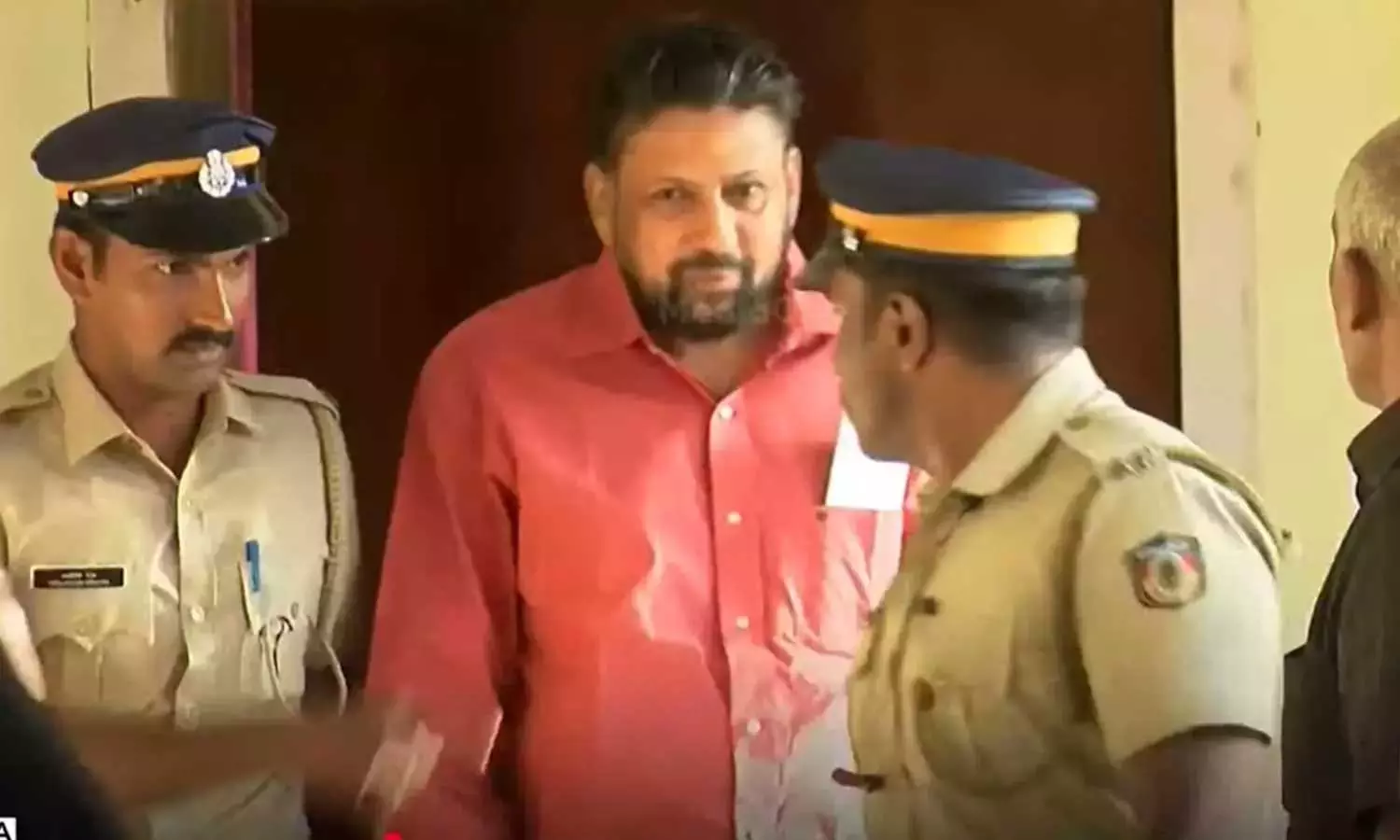 സ്വർണക്കൊള്ളയിൽ തന്ത്രി കണ്ഠരര് രാജീവർക്ക് നേരിട്ട് പങ്കെന്ന് എസ്ഐടി സ്വർണക്കൊള്ളയിൽ തന്ത്രി കണ്ഠരര് രാജീവർക്ക് നേരിട്ട് പങ്കെന്ന് എസ്ഐടി