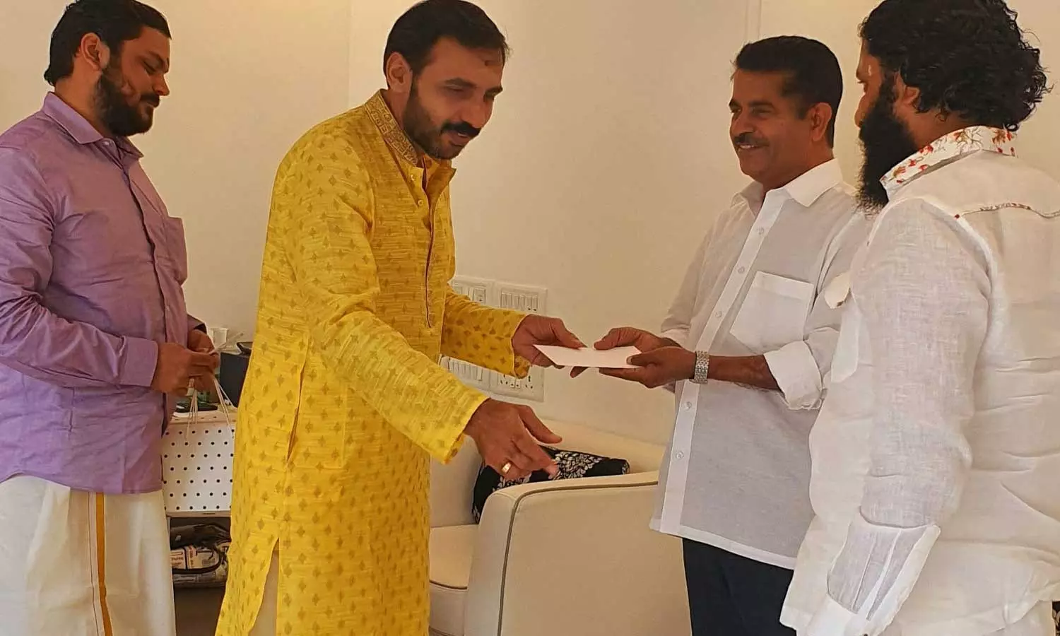 ഉണ്ണികൃഷ്ണൻ പോറ്റിയിൽ നിന്ന് സമ്മാനം വാങ്ങുന്ന അടൂർ പ്രകാശ്; ചിത്രങ്ങൾ പുറത്ത് ഉണ്ണികൃഷ്ണൻ പോറ്റിയിൽ നിന്ന് സമ്മാനം വാങ്ങുന്ന അടൂർ പ്രകാശ്; ചിത്രങ്ങൾ പുറത്ത്