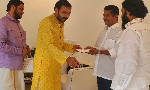 ഉണ്ണികൃഷ്ണൻ പോറ്റിയിൽ നിന്ന് സമ്മാനം വാങ്ങുന്ന അടൂർ പ്രകാശ്; ചിത്രങ്ങൾ പുറത്ത് ഉണ്ണികൃഷ്ണൻ പോറ്റിയിൽ നിന്ന് സമ്മാനം വാങ്ങുന്ന അടൂർ പ്രകാശ്; ചിത്രങ്ങൾ പുറത്ത്