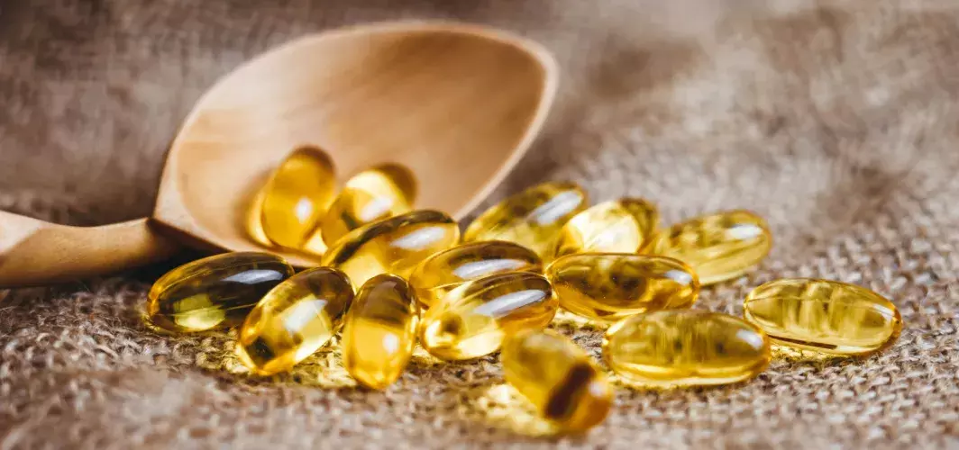 തിളക്കമുള്ളതും കട്ടിയുള്ളതുമായ മുടി വേണോ? ആരോഗ്യകരമായ മുടിക്ക് വിറ്റാമിൻ ഇ എങ്ങനെ ഉപയോഗിക്കാം?