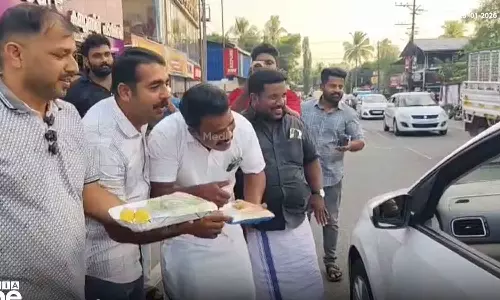 ഞങ്ങടെ ജില്ലാ കമ്മിറ്റി അംഗം പോയി, പാർട്ടി രക്ഷപ്പെട്ടു; സുജ ചന്ദ്രബാബു ലീഗിൽ ചേർന്നതിൽ പായസവും ലഡുവും വിതരണം ചെയ്ത് സിപിഎം പ്രവർത്തകർ ഞങ്ങടെ ജില്ലാ കമ്മിറ്റി അംഗം പോയി, പാർട്ടി രക്ഷപ്പെട്ടു; സുജ ചന്ദ്രബാബു ലീഗിൽ ചേർന്നതിൽ പായസവും ലഡുവും വിതരണം ചെയ്ത് സിപിഎം പ്രവർത്തകർ