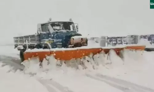 കനത്ത മഞ്ഞുവീഴ്ചയും മഴയും; ശ്രീനഗർ വിമാനത്താവളത്തിലെ സർവീസുകൾ പൂർണമായും റദ്ദാക്കി, റൺവേ ഗതാഗതയോഗ്യമല്ലെന്ന് അധികൃതർ കനത്ത മഞ്ഞുവീഴ്ചയും മഴയും; ശ്രീനഗർ വിമാനത്താവളത്തിലെ സർവീസുകൾ പൂർണമായും റദ്ദാക്കി, റൺവേ ഗതാഗതയോഗ്യമല്ലെന്ന് അധികൃതർ