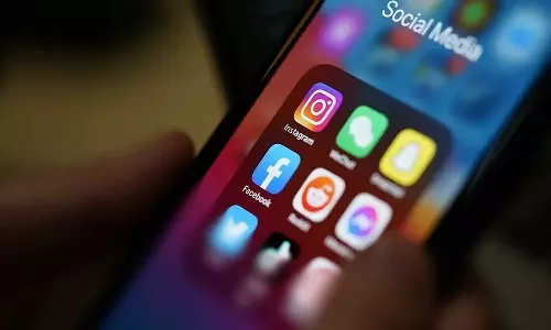 ആന്ധ്രാപ്രദേശിൽ 16 വയസിന് താഴെയുള്ള കുട്ടികൾക്ക് സോഷ്യൽ മീഡിയ വേണ്ട? പഠനത്തിനായി മന്ത്രിതല സമിതിയെ നിയമിച്ചു ആന്ധ്രാപ്രദേശിൽ 16 വയസിന് താഴെയുള്ള കുട്ടികൾക്ക് സോഷ്യൽ മീഡിയ വേണ്ട? പഠനത്തിനായി മന്ത്രിതല സമിതിയെ നിയമിച്ചു