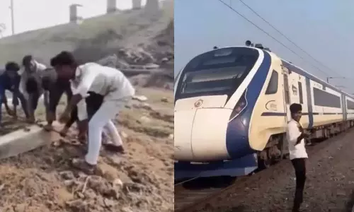 വന്ദേ ഭാരത് തടയാൻ ട്രാക്കിൽ മരത്തടികളും സിമന്റ് തൂണുകളും; വൈറലായി യുവാക്കളുടെ ദൃശ്യങ്ങൾ, വീഡിയോ