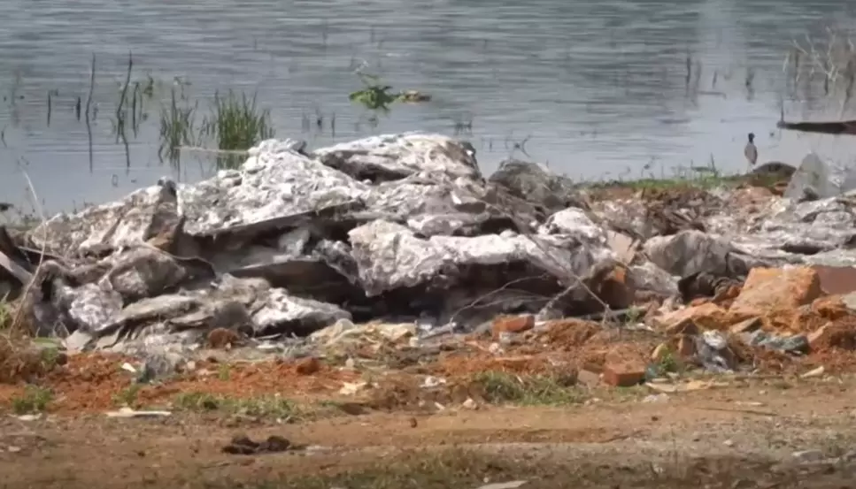 സിനിമാ സെറ്റിന്റെ അവശിഷ്ടങ്ങൾ മലങ്കര ജലാശയത്തിൽ തള്ളി; ടൊവിനോ നായകനായ പള്ളിച്ചട്ടമ്പിയുടെ നിര്മാതാക്കൾക്കെതിരെ നടപടി സിനിമാ സെറ്റിന്റെ അവശിഷ്ടങ്ങൾ മലങ്കര ജലാശയത്തിൽ തള്ളി; ടൊവിനോ നായകനായ പള്ളിച്ചട്ടമ്പിയുടെ നിര്മാതാക്കൾക്കെതിരെ നടപടി