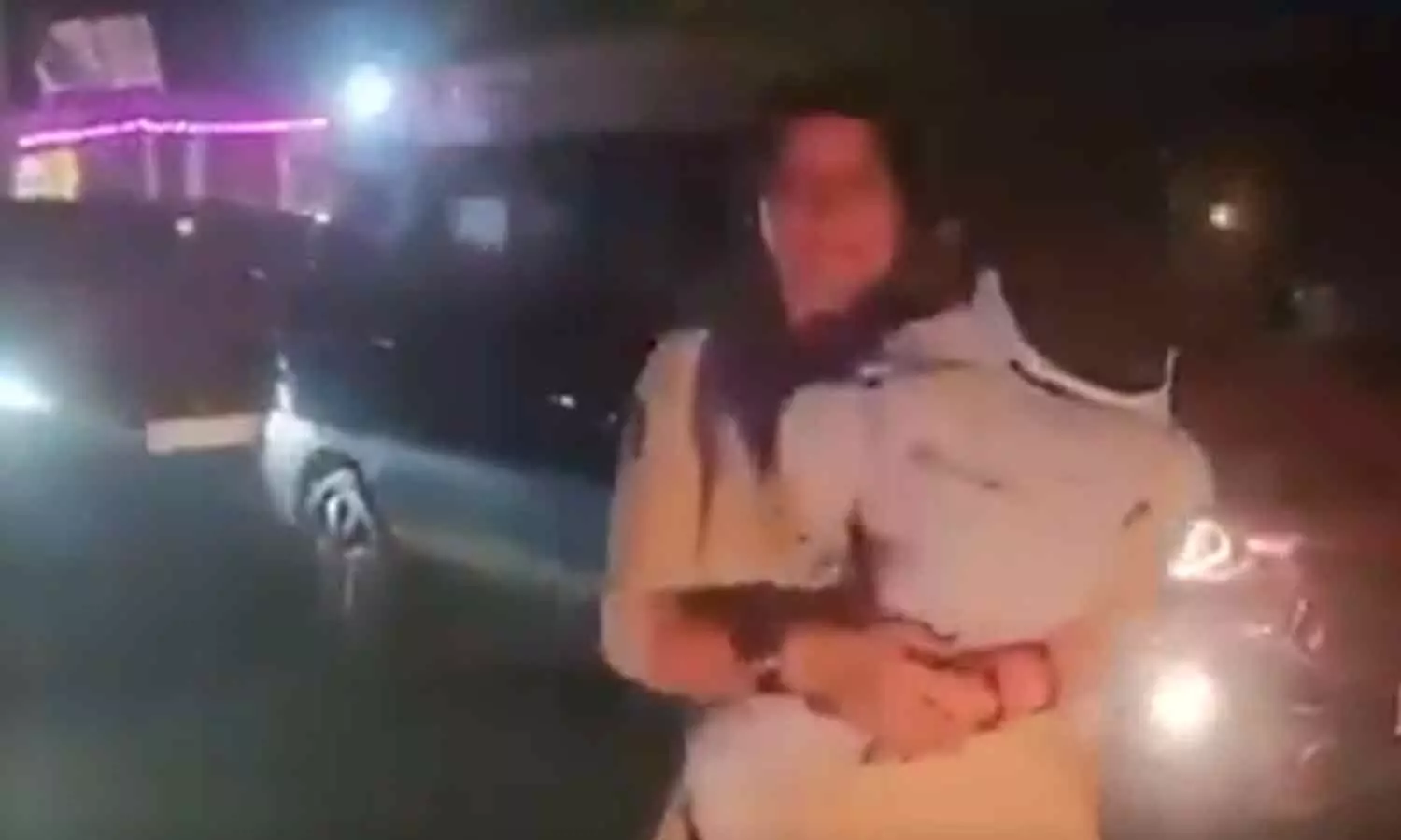 കൈക്കുഞ്ഞുമായി ആംബുലൻസിന് വഴിയൊരുക്കി വനിത പൊലീസ്; അഭിനന്ദിച്ച് ആഭ്യന്തരമന്ത്രി കൈക്കുഞ്ഞുമായി ആംബുലൻസിന് വഴിയൊരുക്കി വനിത പൊലീസ്; അഭിനന്ദിച്ച് ആഭ്യന്തരമന്ത്രി