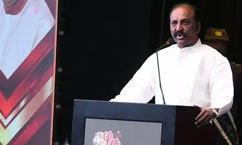 ഗാനരചയിതാവ് വൈരമുത്തുവിന് നേരെ ചെരുപ്പേറ്; യുവതിയെ കസ്റ്റഡിയിലെടുത്ത് പൊലീസ്