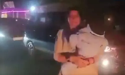 കൈക്കുഞ്ഞുമായി ആംബുലൻസിന് വഴിയൊരുക്കി വനിത പൊലീസ്; അഭിനന്ദിച്ച് ആഭ്യന്തരമന്ത്രി