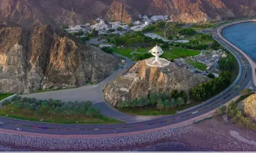 right lane of the Muscat-Riyam coastal road has been closed.