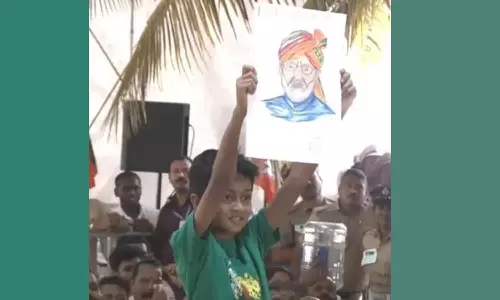 സദസിൽ ഫോട്ടോ ഉയർത്തിപ്പിടിച്ച കുട്ടി, വേദിയിൽ നിന്ന് അത് കാണുന്ന പ്രധാനമന്ത്രി; ഭാവ്‌നഗറിലും ഉഡുപ്പിയിലും തിരുവനന്തപുരത്തും നടന്നത് സമാന സംഭവം