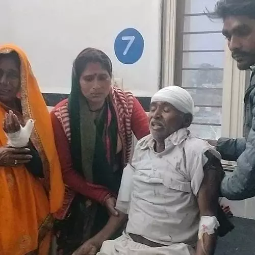 വീടിന് നേരെയുള്ള കയ്യേറ്റശ്രമം എതിർത്തതിന് വയോധികർക്ക് ക്രൂരമർദനം; കോടാലികൊണ്ട് കൈക്കും കാലിനും മുറിവേൽപ്പിച്ച് അക്രമികൾ