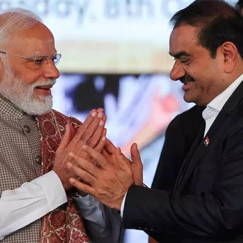 ഒരു രാജ്യം, ഒരു കോർപ്പറേറ്റ്: മോദി–അദാനി  കൂട്ടുകെട്ടിന്റെ ഉള്ളറ