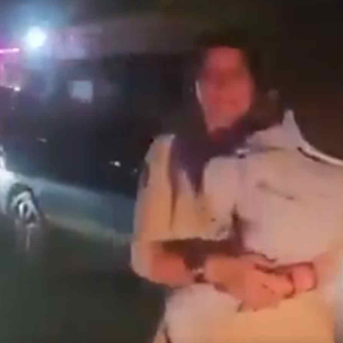 കൈക്കുഞ്ഞുമായി ആംബുലൻസിന് വഴിയൊരുക്കി വനിത പൊലീസ്; അഭിനന്ദിച്ച് ആഭ്യന്തരമന്ത്രി