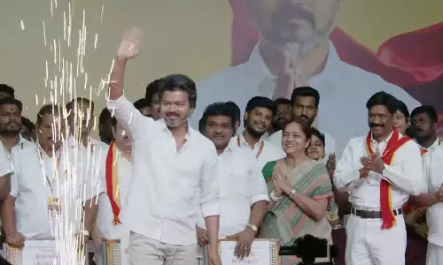 തെരഞ്ഞെടുപ്പല്ല, വരാനിരിക്കുന്നത് ജനാധിപത്യത്തിലെ യുദ്ധം; ആർക്ക് മുന്നിലും തല കുനിക്കില്ലെന്ന് വിജയ്