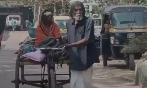 ആംബുലൻസിന് നൽകാൻ പണമില്ല; തളർന്നുപോയ ഭാര്യയുടെ ചികിത്സയ്ക്കായി 75കാരൻ റിക്ഷ ചവിട്ടിയത് 300 കിലോമീറ്റർ ആംബുലൻസിന് നൽകാൻ പണമില്ല; തളർന്നുപോയ ഭാര്യയുടെ ചികിത്സയ്ക്കായി 75കാരൻ റിക്ഷ ചവിട്ടിയത് 300 കിലോമീറ്റർ