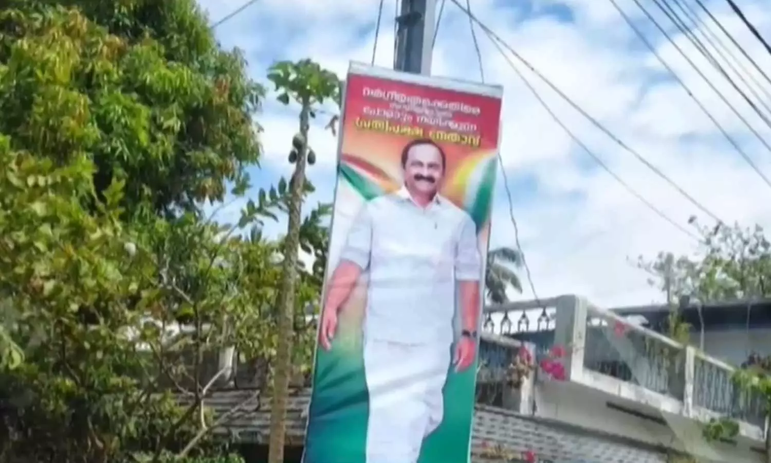 വര്ഗീയതക്ക് എതിരെ സന്ധിയില്ലാത്ത പോരാട്ടം നയിക്കുന്ന പ്രതിപക്ഷ നേതാവിന് അഭിവാദ്യം; സതീശന് പിന്തുണയുമായി പെരുന്നയില് ഫ്ലക്സ് വര്ഗീയതക്ക് എതിരെ സന്ധിയില്ലാത്ത പോരാട്ടം നയിക്കുന്ന പ്രതിപക്ഷ നേതാവിന് അഭിവാദ്യം; സതീശന് പിന്തുണയുമായി പെരുന്നയില് ഫ്ലക്സ്