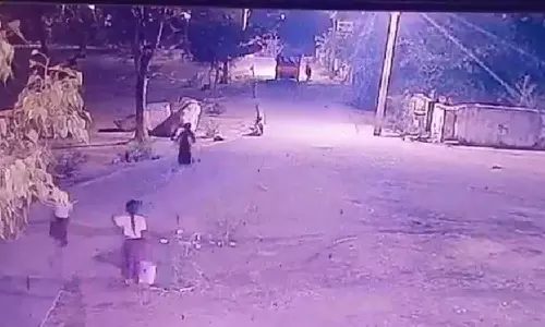 കസേരകൾ കൊണ്ടുവരാൻ ചുമതല എട്ടാം ക്ലാസുകാരിക്ക്, ഓട്ടോയിൽ നിന്ന് വീണ് കുട്ടിക്ക് ദാരുണാന്ത്യം; പ്രതിഷേധവുമായി കുടുംബവും വിദ്യാർഥി സംഘടനകളും