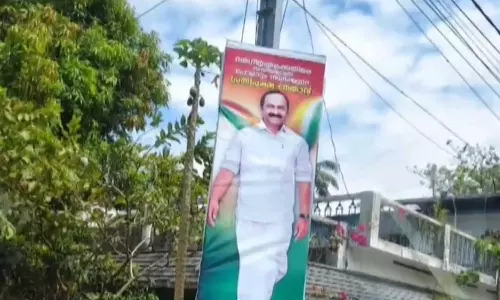 വര്‍ഗീയതക്ക് എതിരെ സന്ധിയില്ലാത്ത പോരാട്ടം നയിക്കുന്ന പ്രതിപക്ഷ നേതാവിന് അഭിവാദ്യം; സതീശന് പിന്തുണയുമായി പെരുന്നയില്‍ ഫ്ലക്സ്