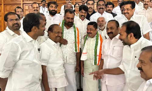 നിയമസഭാ കവാടത്തില്‍ സത്യാഗ്രഹവുമായി പ്രതിപക്ഷം; ഹൈക്കോടതിക്കെതിരായ സമരമെന്ന്  മുഖ്യമന്ത്രി