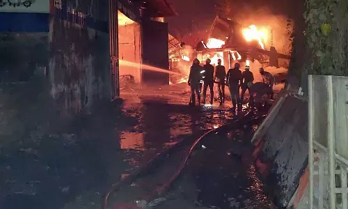 കൊൽക്കത്തയിൽ വെയർ ഹൗസില്‍ തീപിടിത്തം; എട്ടുപേര്‍ മരിച്ചു,നിരവധി പേര്‍ക്ക് പരിക്ക്