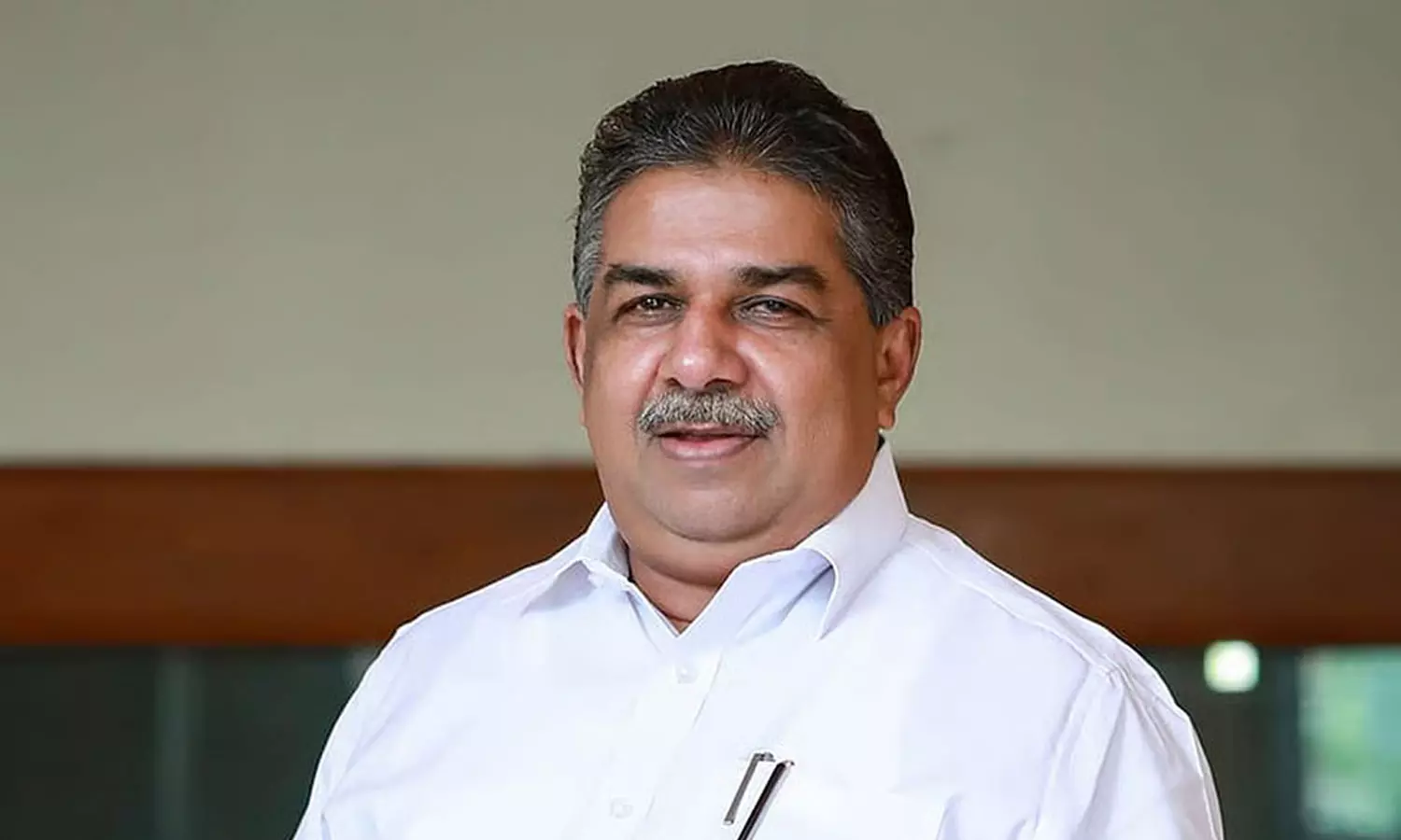 സജി ചെറിയാൻ: ഇടത്തുനിന്ന് വലത്തോട്ട്, ലോക ചക്രവർത്തി അഥവാ അരക്കിറുക്കൻ സജി ചെറിയാൻ: ഇടത്തുനിന്ന് വലത്തോട്ട്, ലോക ചക്രവർത്തി അഥവാ അരക്കിറുക്കൻ