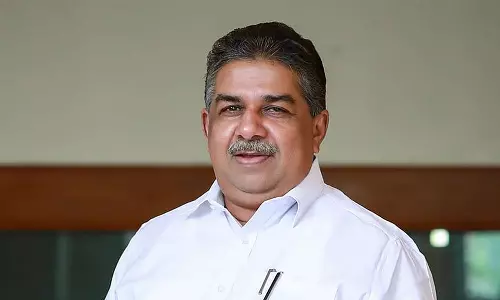 സജി ചെറിയാൻ: ഇടത്തുനിന്ന് വലത്തോട്ട്, ലോക ചക്രവർത്തി അഥവാ അരക്കിറുക്കൻ