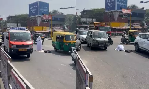 സ്വത്തുതർക്കം;  പാലക്കാട്ട് നടുറോഡിൽ നമസ്കരിച്ച് യുവതിയുടെ പ്രതിഷേധം