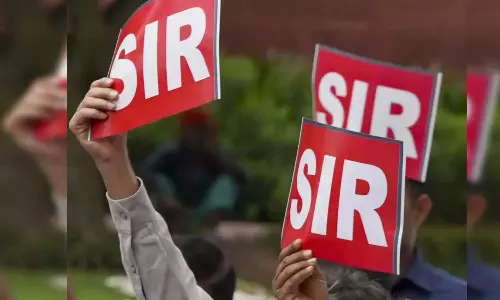 എസ്‌ഐആര്‍; വിദേശത്ത് ജനിച്ച ഇന്ത്യക്കാര്‍ക്ക് പേര് ചേര്‍ക്കാന്‍ അവസരമൊരുക്കി തെരഞ്ഞെടുപ്പ് കമ്മീഷന്‍ MEDIAONE IMPACT