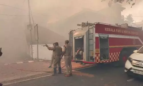 മേനംകുളത്ത് വൻ തീപിടിത്തം; ഗതാഗതം നിയന്ത്രിച്ചു