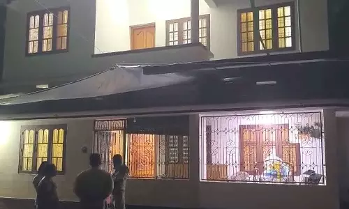 പൂട്ടിയിട്ട വീട് കുത്തിത്തുറന്ന് സ്വർണവും പണവും കവർന്നു