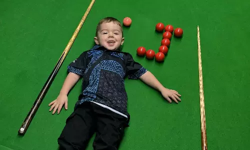 സ്നൂക്കറിൽ ഡബിൾ പോട്ട്; രണ്ട് വയസിനിടെ ഗിന്നസ് റെക്കോർഡുകൾ, ലോകത്തെ ഞെട്ടിച്ചൊരു കൊച്ചുമിടുക്കൻ