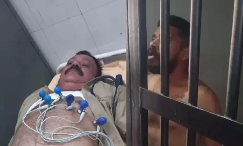 മദ്യപിച്ച് വാഹനമോടിച്ചത് ചോദ്യം ചെയ്തു; കൊല്ലത്ത് പൊലീസിനെ കയ്യേറ്റം ചെയ്ത് മദ്യപസംഘം മദ്യപിച്ച് വാഹനമോടിച്ചത് ചോദ്യം ചെയ്തു; കൊല്ലത്ത് പൊലീസിനെ കയ്യേറ്റം ചെയ്ത് മദ്യപസംഘം