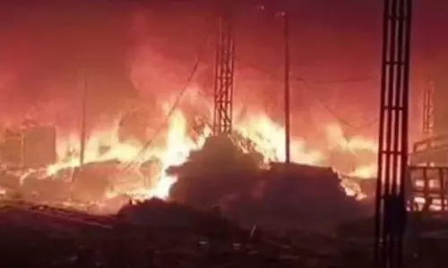 കാസർകോട്ട് പ്ലൈവുഡ് ഫാക്ടറിയിൽ വൻ തീപിടുത്തം കാസർകോട്ട് പ്ലൈവുഡ് ഫാക്ടറിയിൽ വൻ തീപിടുത്തം