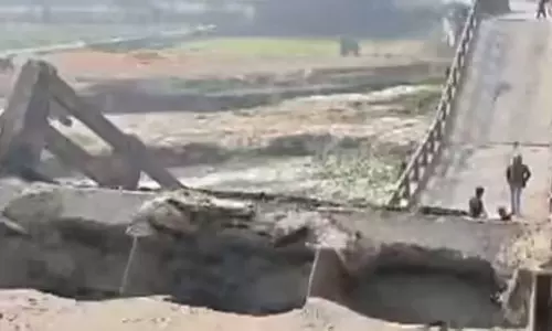 ചരക്കുലോറി പോകുന്നതിനിടെ പാലം തകര്‍ന്നുവീണു; അത്ഭുതകരമായി രക്ഷപെട്ട് ഡ്രൈവർ