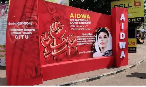 ജനാധിപത്യ മഹിളാ അസോസിയേഷൻ സമ്മേളനത്തിൽ ബേനസീർ ഭൂട്ടോ സ്ക്വയർ; എസ്എഫ്ഐ നിലപാട് ചോദിച്ച് സോഷ്യൽ മീഡിയ ജനാധിപത്യ മഹിളാ അസോസിയേഷൻ സമ്മേളനത്തിൽ ബേനസീർ ഭൂട്ടോ സ്ക്വയർ; എസ്എഫ്ഐ നിലപാട് ചോദിച്ച് സോഷ്യൽ മീഡിയ